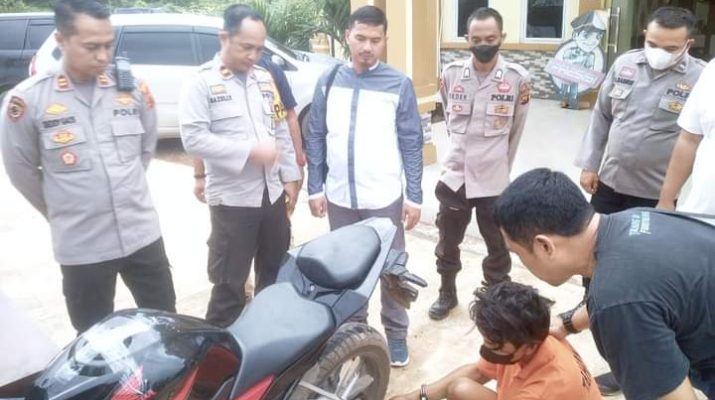 Ganda Putra Pahurian, 28 tahun warga Kelurahan Siring Agung, Kecamatan Ilir Barat, Kota Palembang, Sumatera Selatan di tangkap polisi karena ketahuan mencuri aliaa motor CBR BH 4009 ZW, milik bos nya sendiri.