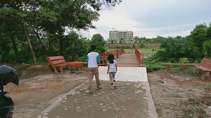 Warga kelurahan Kenali Besar Jambi, khususnya RT 5 sujud syukur. Sebabnya, PTPN VI Jambi bantu bangun jembatan sepanjang 10 meter di atas Sungai Kenali, menuju akses rumah masyarakat dan sarana olahraga.