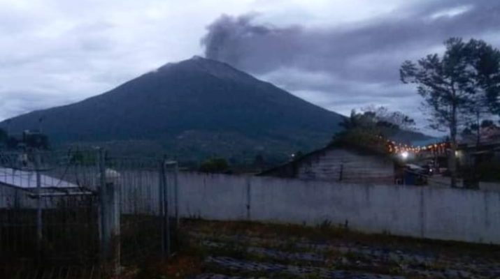 Kabar buruk datang dari Jambi barat, di mana Gunung Kerinci kembali erupsi. Tak tanggung-tanggung, kali ini mengeluarkan abu vulkanik dengan ketinggian 900 meter. Tak ayal, warga atau para pendaki gunung saat ini di larang mendaki.