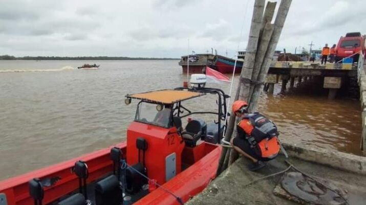 Kantor pencarian dan pertolongan jambi terima info dari arifin (korban yang selamat), bahwa telah terjadi kecelakaan kapal nelayan terbalik saat hendak bersandar di ambang luar Kuala Tungkal Kabupaten Tanjabbar.