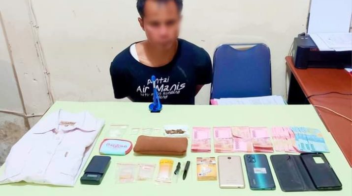 Sehebat-hebatnya tupai melompat pasti jatuh juga, begitulah yang terjadi pada seorang pria di Kerinci ini yang ketahuan simpan satu paket Narkotika jenis sabu-sabu dalam dompet HP akhirnya digelandang polisi.