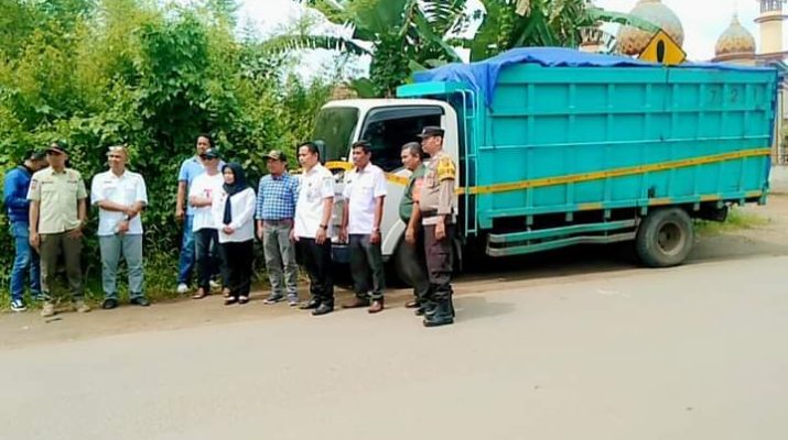 Satu unit truk batu terpaksa diamankan petugas Timdu Kota Jambi Kelurahan dan Kecamatan, karena ketahuan menyelinap untuk masuk ke wilayah Kota Jambi. Seorang pria yang mengaku kernek, kabur saat hendak dimintai keterangan oleh petugas, Rabu (01/02/23) dinihari tadi di lokasi.