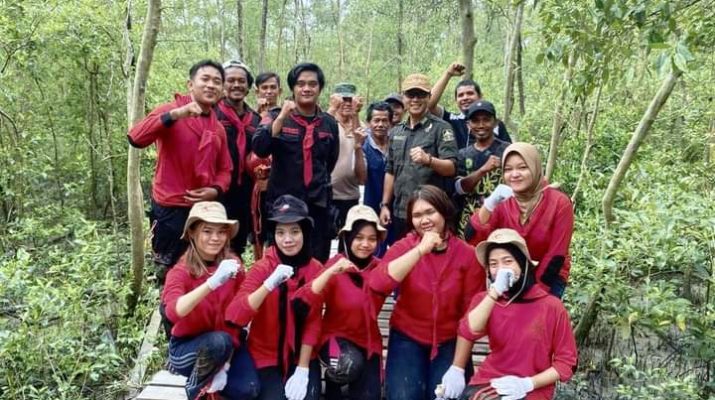 Prihatin melihat kondisi lingkungan, anggota Muda Mapala OASE Fakultas Hukum Universitas Jambi, melaksanakan kegiatan advokasi lingkungan di Kabupaten Tanjung Jabung Barat baru-baru.