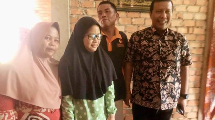 Ulia, seorang remaja putri penderita tunanetra asal Desa Ujung Tanjung Kecamatan Sarolangun, Kabupaten Sarolangun terlihat sumringah sekaligus terharu. Cita-citanya untuk sampai ke Baitullah di kota Mekkah Saudi Arabia, akan segera terwujud, melalui Romi Hariyanto.