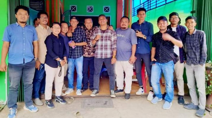 Romi Hariyanto Bupati dua Periode Kabupaten Tanjung Jabung Timur meluangkan waktunya, untuk bertemu dengan puluhan awak media di Sarolangun pada Kamis (02/2/2023).