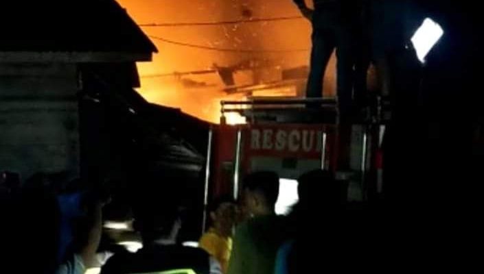 Kebakaran hebat Empat Lumbung padi yang berada di Desa Lempur Hilir, Kecamatan Gunung Raya, Kabupaten Kerinci pada Jum’at (10/2/2023) sekitar pukul 19.30 Wib di lokasi.