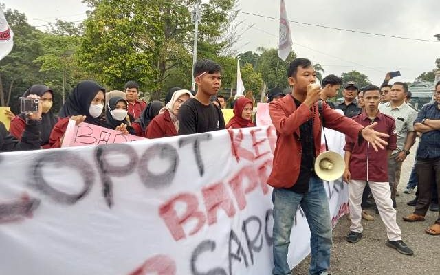 Puluhan mahasiswa demo tuntut Kepala Bappeda Sarolangun mundur, Jumat (09/02/2023). Gerakan Mahasiswa Sarolangun (GMS) demonstrasi ke Kantor Bupati
