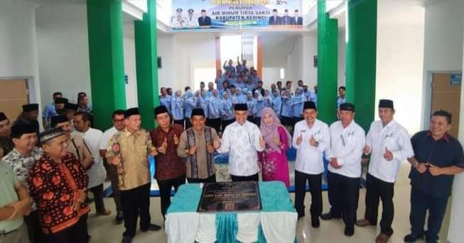 Bupati Kerinci Adirozal, didampingi Ketua TP PKK Hj. Nailil Husna menghadiri syukuran gedung baru Perumda Air Minum Tirta Sakti Kabupaten Kerinci