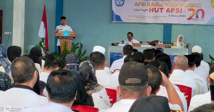 Bupati Kerinci H Adirozal, membuka seminar APSI Kerinci, Rabu (08/2/2023). Seminar pendidikan sekaligus HUT APSI ke-20, di panti asuhan Al Husna Siulak