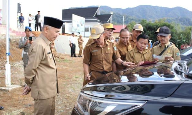 Bupati Kerinci, Adirozal memeriksa kendaraan dinas yang ada di lingkup Pemkab Kerinci, Senin 6 Februari 2023. Pengecekan tertib administrasi aset