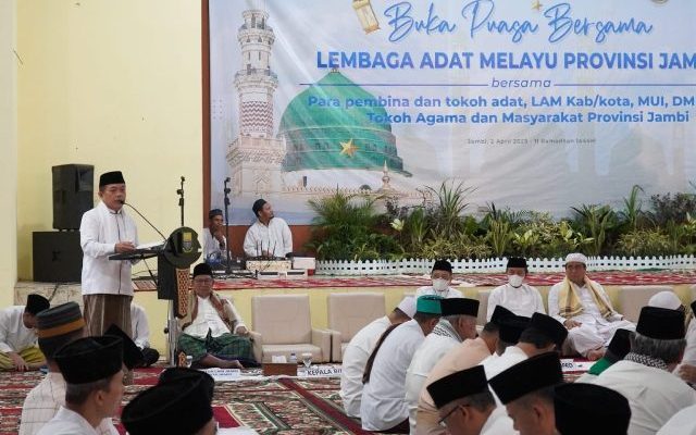 Gubernur Jambi, Al Haris menghadiri undangan buka puasa bersama yang diselenggarakan Lembaga Adat Melayu (LAM) Provinsi Jambi di Balairung Sari LAM