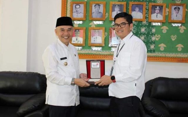 Bupati Kerinci Dr. H. Adirozal, M.Si mendapatkan kunjungan kerja dari PT. Telkom Indonesia Tbk hari ini dalam rangka pembangunan jalur fiber optic