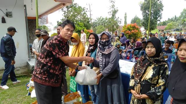Gubernur Jambi Dr H Al Haris S Sos, MH yang di wakili Staf Ahli menyerahkan secara simbolis 600 paket sembako di Kabupaten Batanghari, Kamis (20/4/2023)