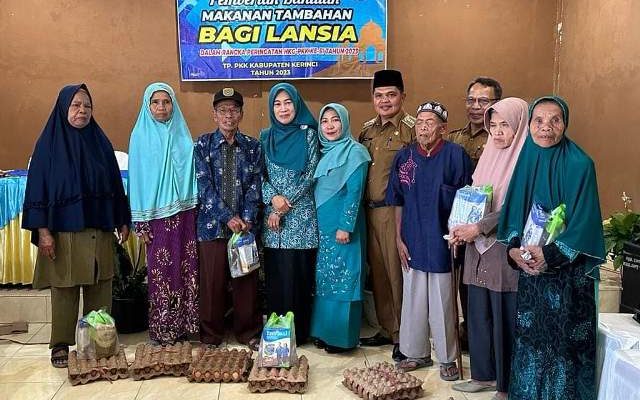 Ketua TP-PKK Kabupaten Kerinci memberikan bantuan makanan tambahan kepada lansia di wilayah Kecamatan Air Hangat Timur, Kerinci