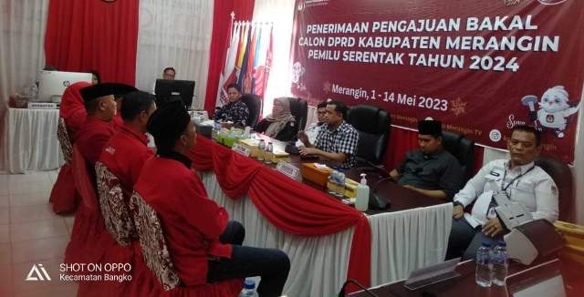 DPC PDIP Merangin partai pertama daftar di KPU, Kamis 11 Mei 2023. Tepat pukul 11.00 Wib tiba di KPU, PDIP mendaftarkan lengkap 35 bakal calon