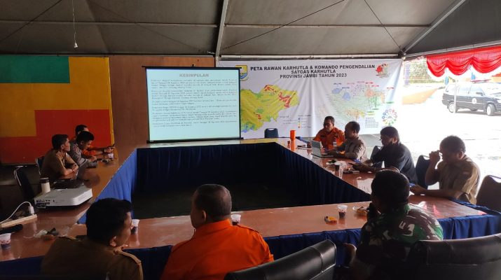 Karhutla Provinsi Jambi, Brigjen TNI Supriono didampingi Kepala Dinas Komunikasi dan Informatika (Kominfo) Provinsi Jambi, Drs Ariansyah, ME di Jambi