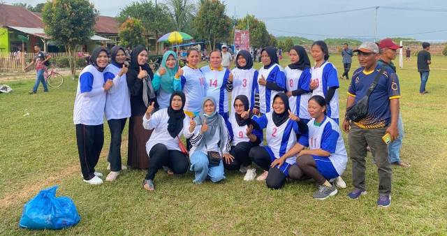 Merayakan HUT Republik Indonesia (RI) ke 78, PTPN VI lakukan bakti sosial berupa pembagian beras kepada warga sekitar dan gelar lomba olahraga