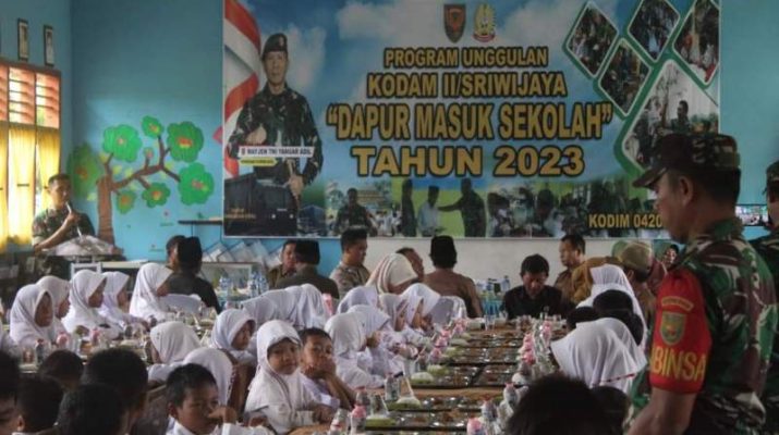 Program unggulan Kodam IISriwijaya, Dapur Masuk Sekolah di Merangin, Jumat (20102023). Kegiatan ini disambut bahagia murid di SDN 27VI Sido Lego