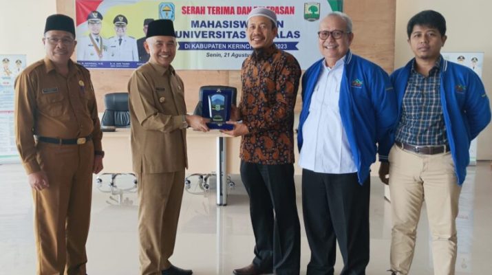 upati Kerinci Adirozal, menghadiri acara serah terima dan pelepasan mahasiswa Kuliah Kerja Nyata (KKN) dari KKN Universitas Andalas pada tahun 2023