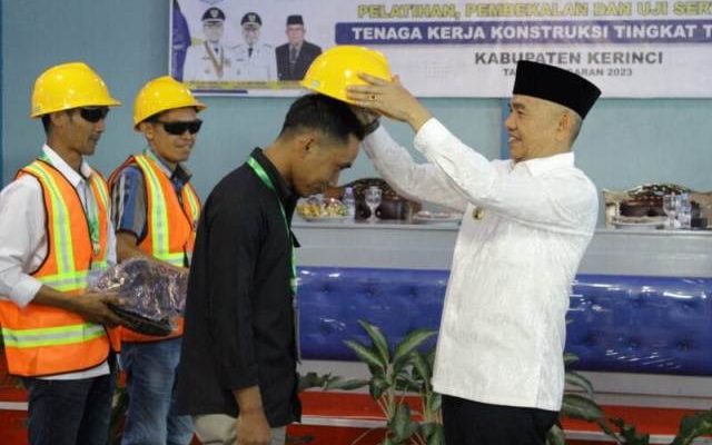 Bupati Kerinci, Dr. H. Adirozal, M.Si, secara resmi membuka pelatihan pembekalan dan uji sertifikasi tenaga kerja konstruksi tingkat terampil