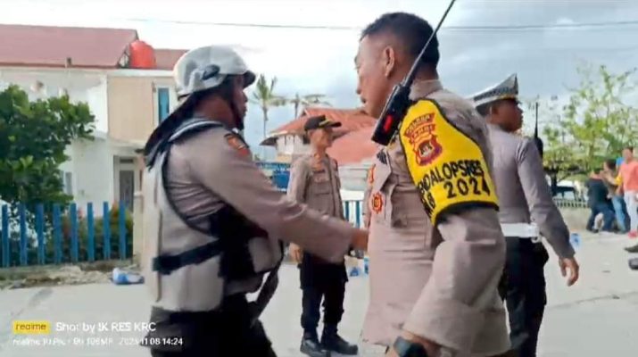 Aksi demo mahasiswa di Kerinci, Rabu (8/11/2023) berakhir ricuh. Seorang perwira polisi jadi korban, terkena lemparan batu.