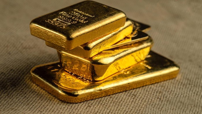 Harga emas hari ini, Sabtu 11 November 2023 turun dari harga hari sebelumnya. Harga emas keluaran Logam Mulia Antam 24 karat, jatuh Rp 8.000 per gram