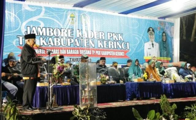 Wakil Bupati Kerinci, Ami Taher resmi menutup Jambore PKK Tingkat Kabupaten Kerinci tahun 2023 di lapangan PTPN VI, Kayu Aro, Jum’at malam (14/07/2023).