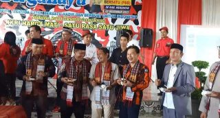 Nalim dan anggota DPRD Merangin, Saut Samosir, Muhammad Yani dan Buya Saparuddin terlihat tertawa dalam perayaan HUT ke 1 PBB Merangin