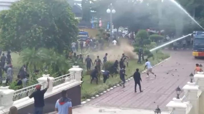 Demo Sopir Batubara, Senin 22 Januari 2024 rusuh. Pemprov Jambi lapor kerusakan kantor Gubernur Jambi saat demo tersebut.