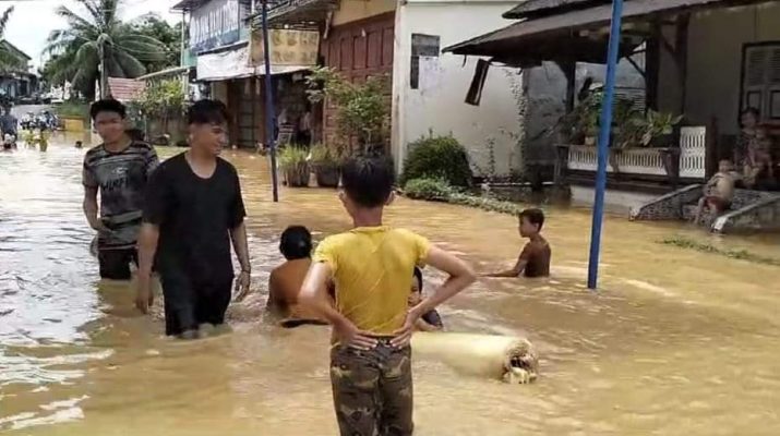 Banjir yang melanda sejak Jumat (12/1) malam, meredam jalan lintas, pemukiman warga dan Hall Pemda Sarolangun