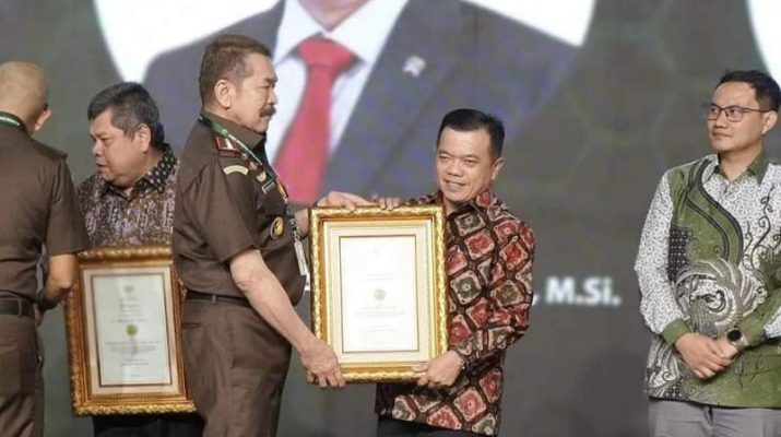 Gubernur Al Haris dari Kejaksaan Agung Republik Indonesia yaitu penghargaan R. Soeprapto Award, sebagai sebagai Role Model Kepala Daerah yang berperan aktif