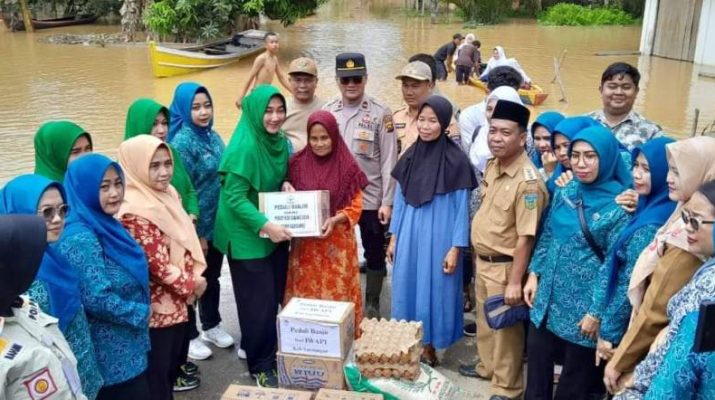 Peduli, 5 organisasi wanita di Sarolangun bagikan sembako kepada korban banjir. 5 0rganisasi yakni TP PKK, Persit, Bhayangkari, Iwapi dan IBI. 