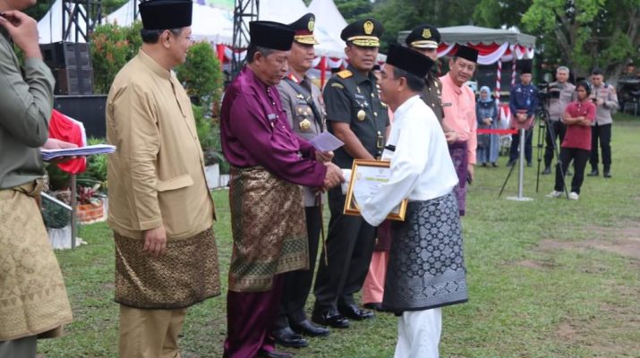 Wakil Gubernur Jambi Drs. H. Abdullah Sani, M.Pd.I pimpin upacara HUT ke 67 Jambi. Wagub ungkap, pertumbuhan ekonomi Jambi tertinggi ke 3 Sumatera. 