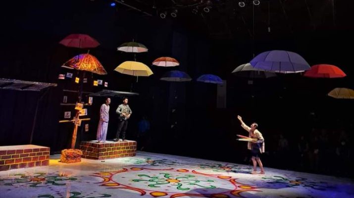 Teater Tonggak Jambi hadirkan pergelaran berjudul Payung Terakhir karya/sutradara Didin Siroz, di Gedung arena Taman Budaya Jambi (TBJ)