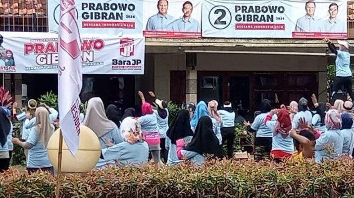Barisan Relawan Jokowi Presiden menggelar senam sehat gemoy di halaman kantor TKD Prabowo Gibran Kota Jambi, Minggu (04/02).
