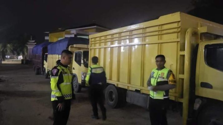 Polres Batanghari melakukan penindakan pelanggaran angkutan Batubara yang melintas di jalan umum atau jalan nasional, Minggu malam (25/2/24).