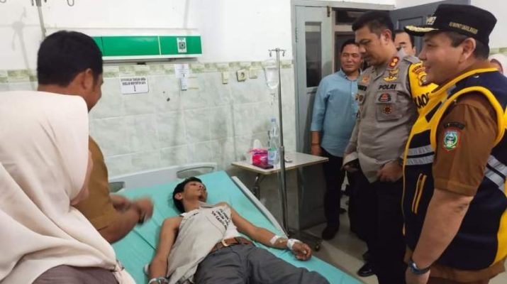 Kapolres Sarolangun AKBP Budi Prasetya bersama Pj Bupati mengunjungi Ketua PPK Kecamatan Pelawan yang tengah dirawat di RSUD Chatib Quzwain, Selasa (27/2).