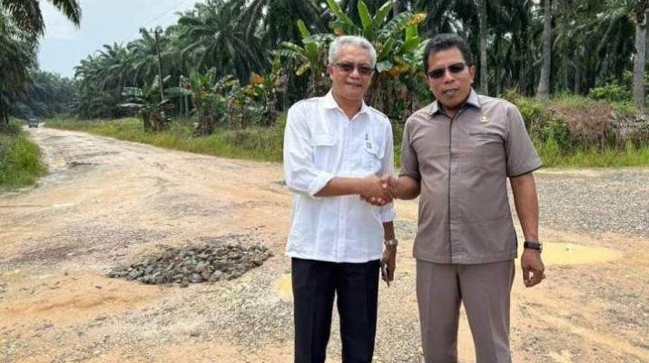 PTPN IV Regional 4 Jambi mengirim 40 Kubik batu split atau batu pecah untuk perbaikan jalan poros di Desa Tanjung Harapan Kecamatan Sungai Bahar