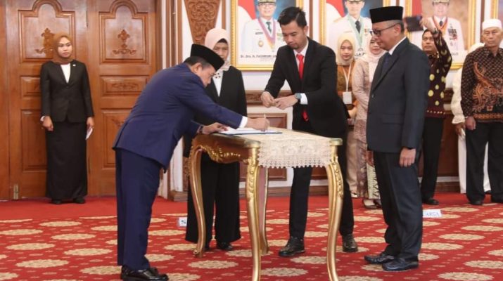 Gubernur lantik H Hairul Suhairi menjadi Direktur Utama PT Bank Pembangunan Daerah Jambi di Auditorium Rumah Dinas Gubernur Jambi, Kamis (07/03/2024).