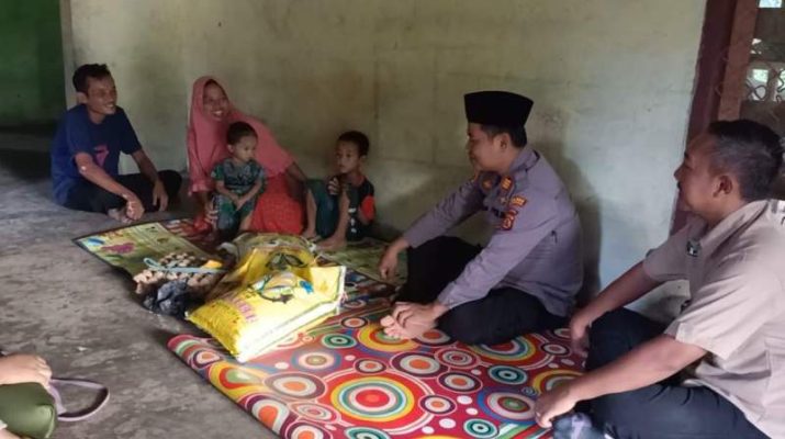 Kapolsek Tabir Selatan tak henti-hentinya beri bantuan warga. Kali ini, Kapolsek AKP Fatkur Rohman beri bantuan korban janji palsu, Jumat (22/3/2024) sore
