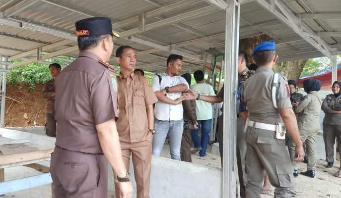 Berulang kali diberikan kesempatan, bangunan di kawasan RTH Merangin akhirnya dibongkar, Senin (18/3/2024). Bukan Satpol PP, pembongkaran dilakukan sendiri oleh pendiri.