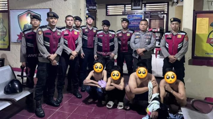 HUKRIM - Polres Sarolangun gagalkan perang sarung. 8 pemuda diamankan polisi setelah janjian di WhatsApp untuk perang sarung. 