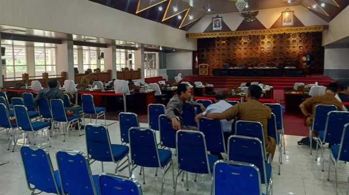 Paripurna DPRD Merangin molor dan akhirnya diskor, Senin (29/4/2024) siang. Dewan Pertanyakan Sekda dan OPD yang tak hadir di Rapat Paripurna.