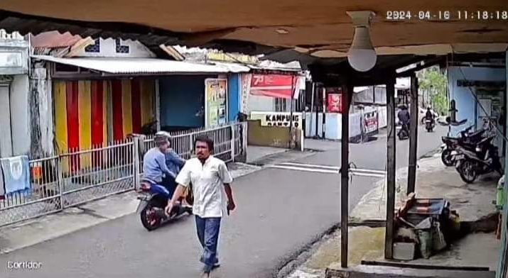 Lagi bermaafan saat lebaran, pria ini terekam CCTV curi hape di motor, Rabu (10/4/2024) siang. Kejadian ini terjadi di Lorong Madrasah, Thehok, Kota Jambi