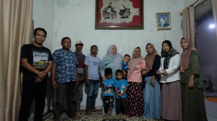 BERITA JAMBI – Terus bekerja maksimal selama memimpin, membuat warga Bahar minta Masnah Busro lanjutkan pembangunan yang ada di Muaro Jambi.