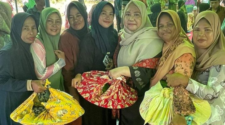 Hj. Masnah Busro hadiri Antar Kembang, tradisi petani Muaro Jambi sebelum menanam padi, Minggu (12/5/2024). Mantan Bupati Muaro Jambi antusias.