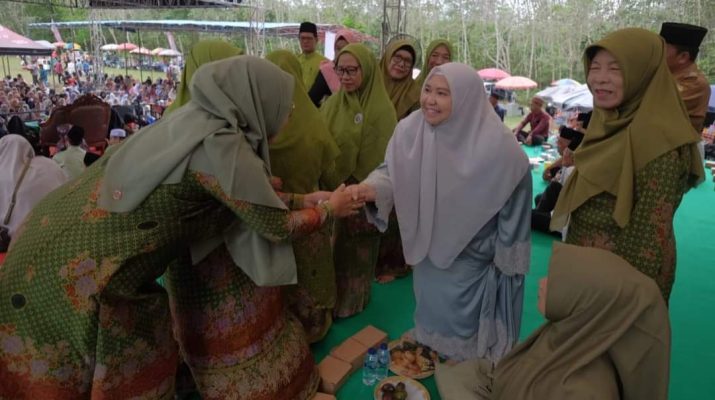 Masnah Busro Semarakkan Tabligh Akbar di Desa Suka Maju, Mestong