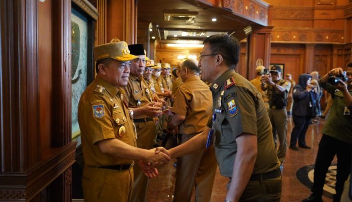 Hari pertama kerja pasca libur lebaran Idul Fitri 1445 Hijriah, Gubernur Al Haris menggelar halal bihalal dengan pegawai Pemprov Jambi, Selasa (16/04/2024)
