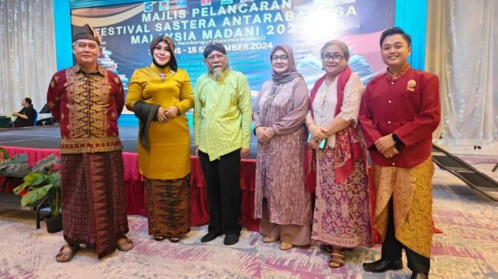 SABAH - Penyair wanita Jambi, Ramayani bikin Tekuluk dan Baju Kurung tampil di Kinabalu, Sabah, Malaysia, Jumat (23/8/2024). Ia tampil membacakan puisi karyanya