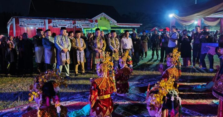 Gubernur Jambi membuka Festival Biduk Sayak tradisi Suku Melayu Jambi Air Hitam di Desa Jernih, Kecamatan Air Hitam, Sarolangun, Rabu (18/09/2024)